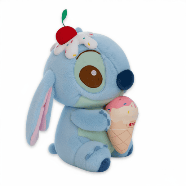 Stitch pluche knuffel met ijsje, gefotografeerd vanuit een driekwart aanzicht.
