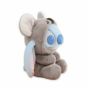 Blauwe Stitch Koala knuffel van pluche, zittend in driekwart aanzicht.