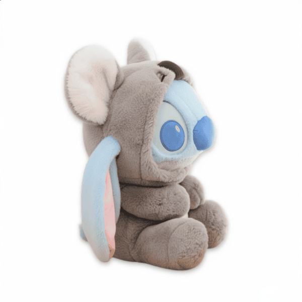 Blauwe Stitch Koala knuffel van pluche, zittend in driekwart aanzicht.