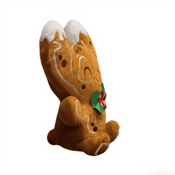 Disney Stitch knuffel als peperkoekman, vanuit driekwart aanzicht