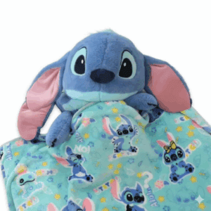 Blauwe Stitch knuffel gewikkeld in een zachte deken