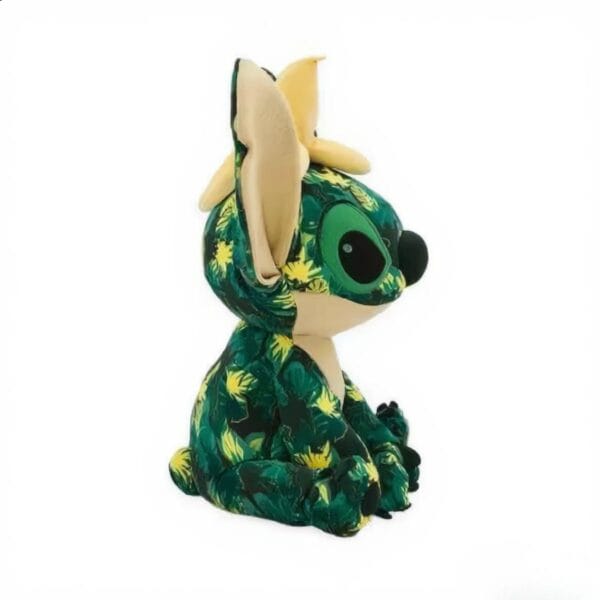 Disney Stitch knuffel in Jungle Boek outfit, 3/4 zijaanzicht