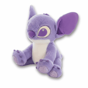 Officiële Disney Stitch pluche knuffel in paarse kleur, weergegeven in een 3/4 aanzicht.