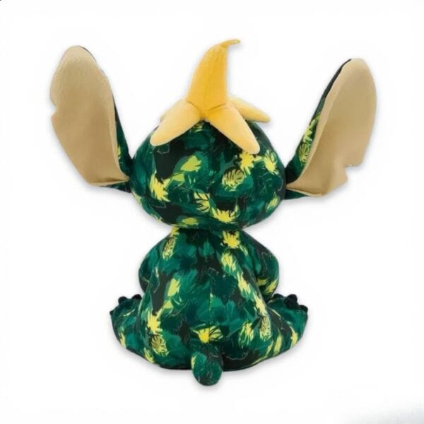 Stitch pluche knuffel rugzijde, Baloe-achtige rieten rok, rode bloem op hoofd, The Jungle Book thema.