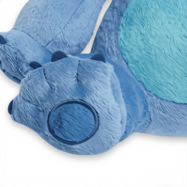 Detailopname van de blauwe poot van een Kawaii Stitch knuffel