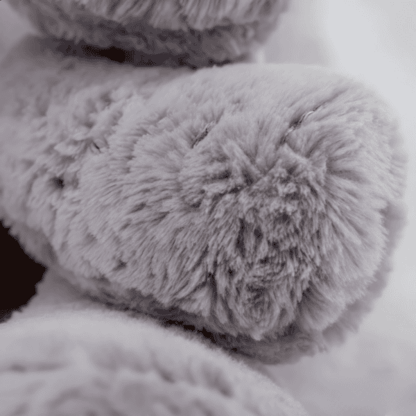 Close-up van de poot van een Stitch Koala pluche knuffel
