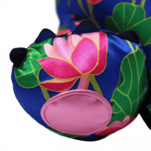 Close-up van de blauwe pluchen poot van Disney's Stitch. Stitch knuffel uit de Mulan collectie.