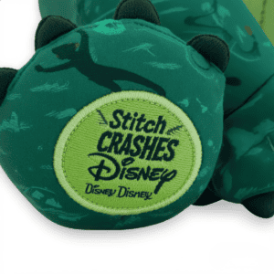 Detailfoto van de blauwe poot van de Disney Stitch Peter Pan knuffel.