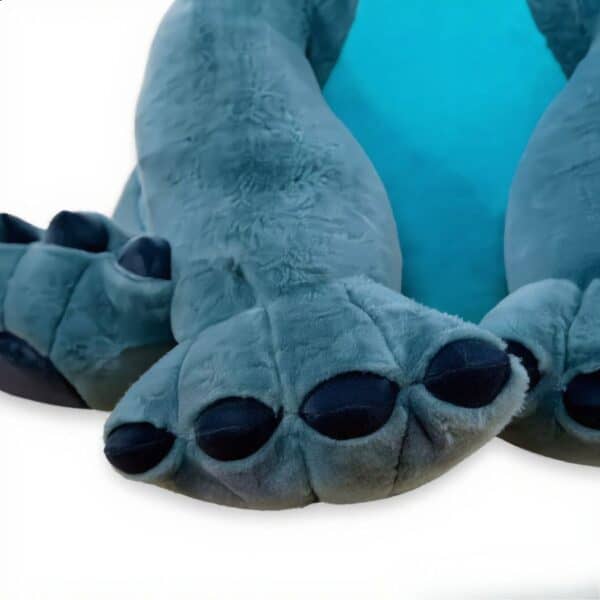 Close-up van de blauwe poot van een 40cm Stitch knuffel.