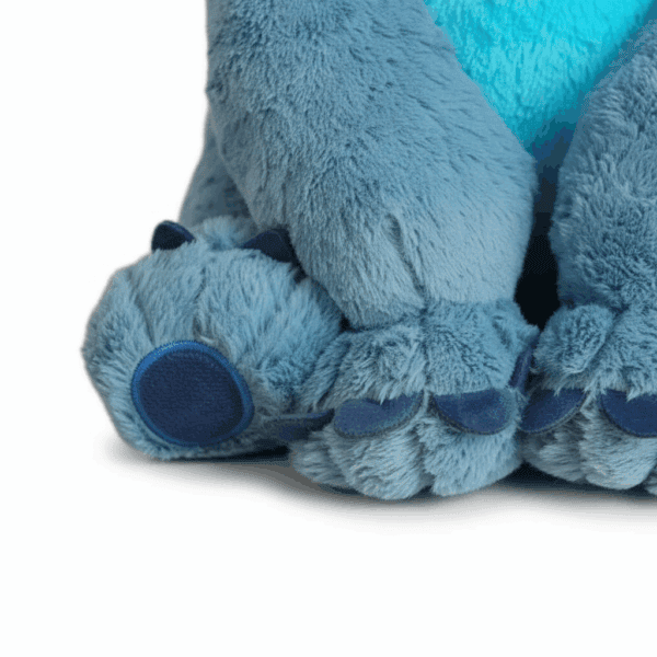 Gedetailleerde close-up van de stiksels en textuur van een 55 cm grote Stitch knuffel.