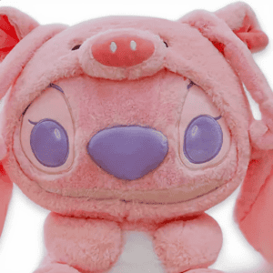 Gezichts-close-up van de roze Disney Lilo & Stitch knuffel Angel, 30 cm hoog.