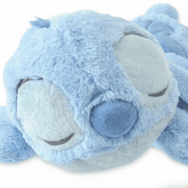 Close-up van het slapende gezicht van een blauwe Stitch knuffel.