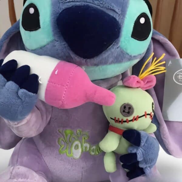 Close-up van het gezicht van een blauwe Baby Stitch pluche knuffel.