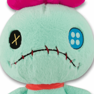 Close-up van Scrump knuffel, met focus op het gezicht, grote knoopogen en opvallende stiksels.