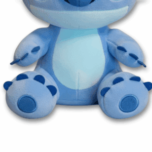 Gedetailleerde close-up van de poten van de blauwe Disney Stitch pluche knuffel.
