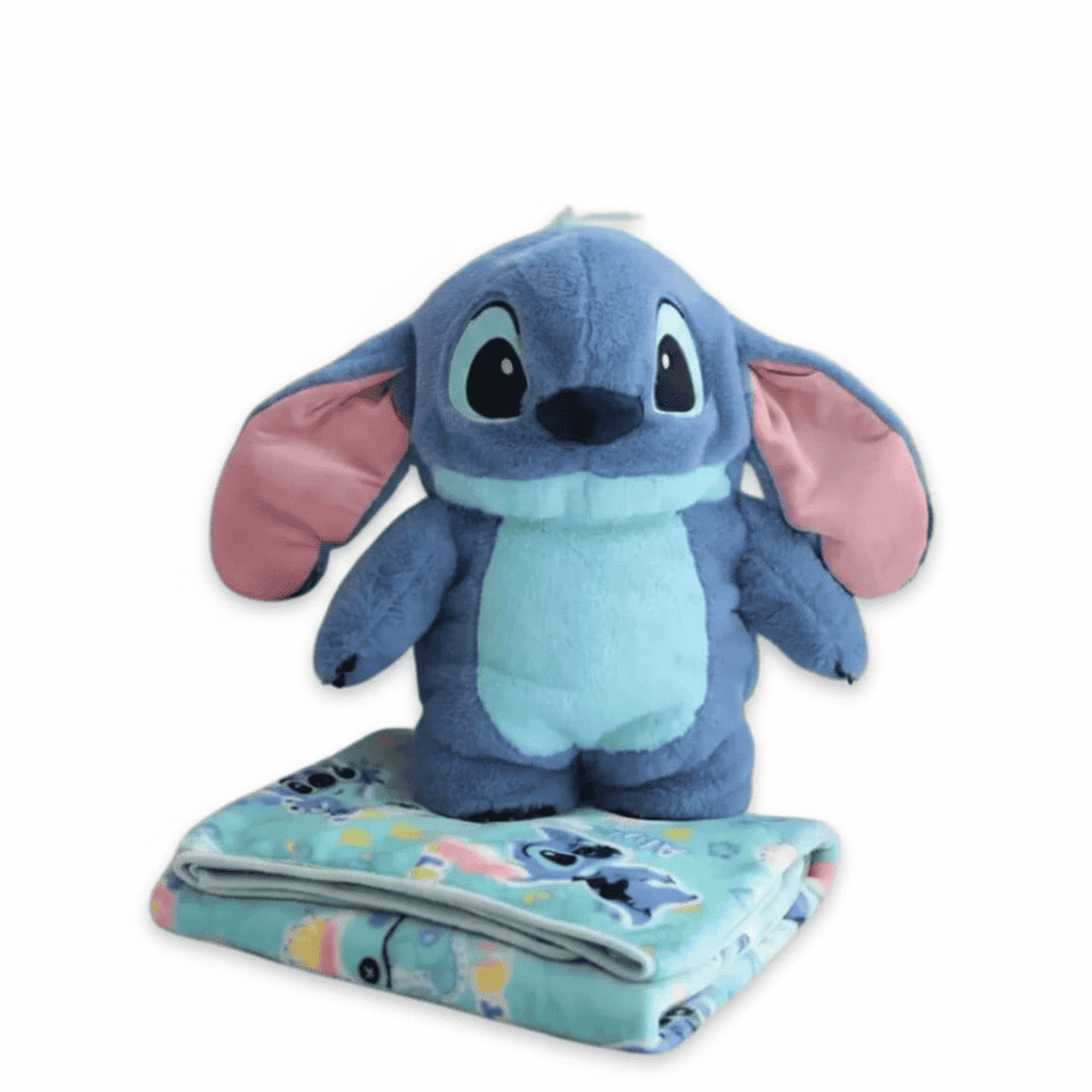 Set officiële Disney Stitch knuffel 50cm met bijpassende deken (plaid), staand op de gevouwen deken.