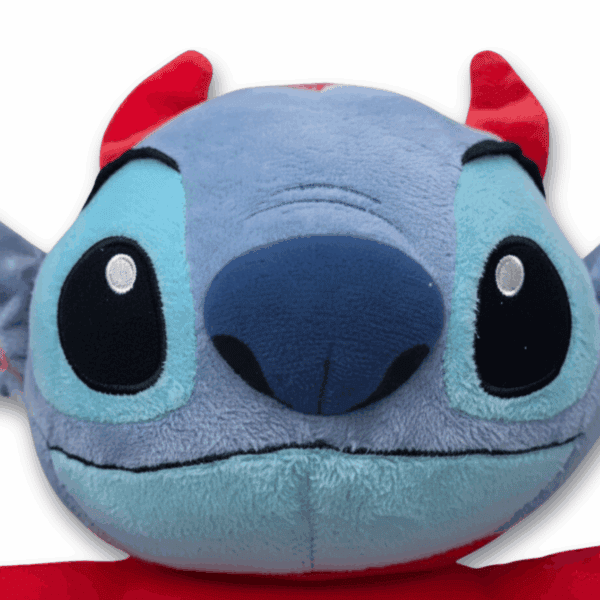 Close-up van het pluche gezicht van Stitch, gekleed voor Halloween.