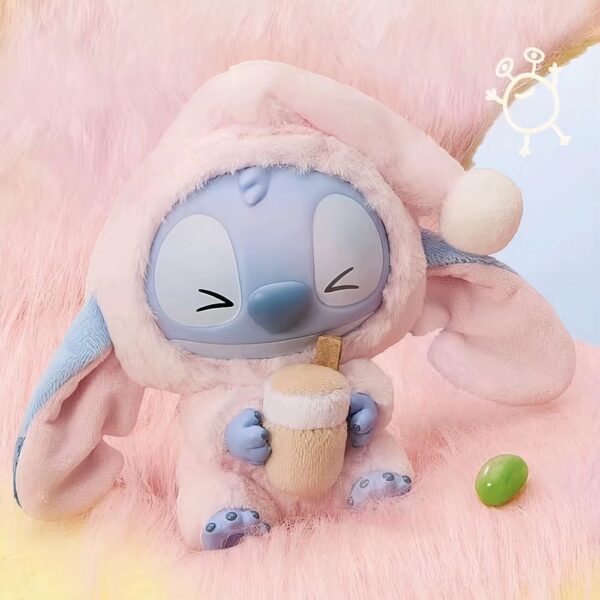 Labubu Stitch Milk Tea Desire verzamelfiguur; een gedetailleerd beeldje van Stitch met een melkthee-thema uit de Labubu collectie.