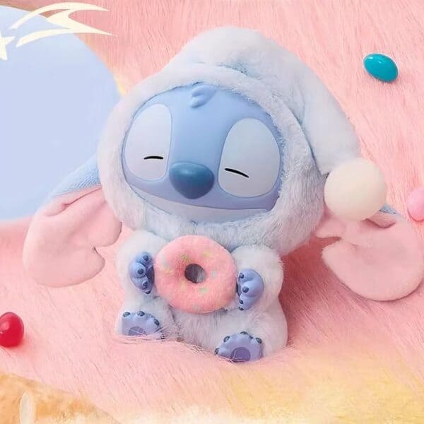 Labubu x Disney Stitch figuur, slaperig liggend op een donut