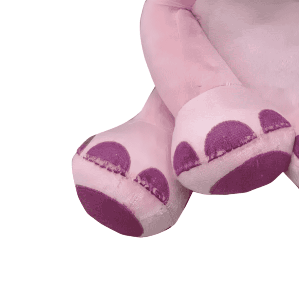 Close-up van de roze poot van Disney knuffel Angel.