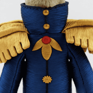 Gedetailleerde close-up van de poot van de Pleakley knuffel, gefocust op de textuur en kleur van de stof.