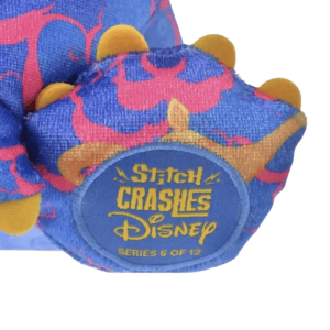 Detail van de poot van een blauwe pluche Stitch knuffel, Aladin-versie
