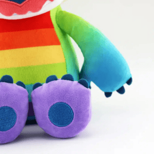 Gedetailleerde close-up van de blauwe poot van een Stitch Pride knuffel.