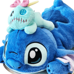 Pluche Stitch knuffel die het paarse poppetje Scrump vasthoudt. Close-up van Stitch's blauwe, pluche linkerpoot met roze onderkant en vier klauwen, die Scrump omklemt.